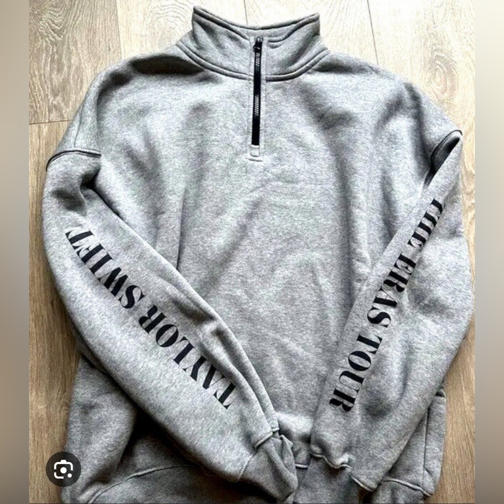 TAYLOR SWIFT SIZE M QUARTERZIP